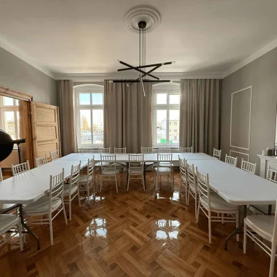 pokoj-biurowy-gdansk-studio-duzy-stol-konferencyjny-bialy