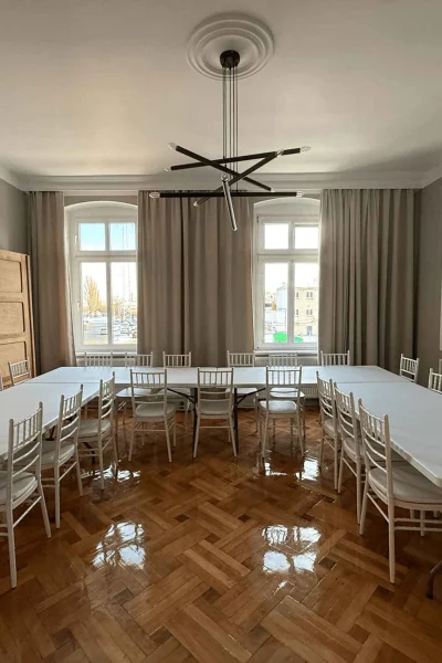 pokoj-biurowy-gdansk-studio-duzy-stol-konferencyjny-bialy