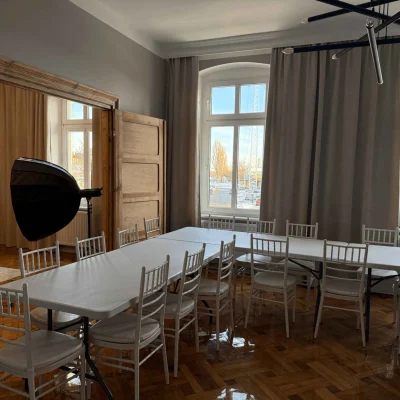 pokoj-biurowy-gdansk-studio-stol-konferencyjny