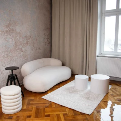 pokoj-fotograficzny-gdansk-biala-kanapa-aesthetic