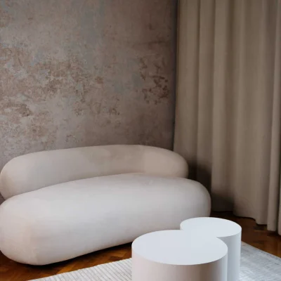 pokoj-fotograficzny-gdansk-biala-kanapa-aesthetic-stoliki-kawowe