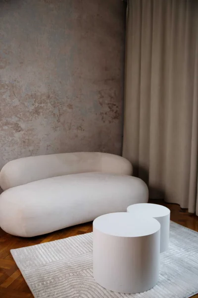 pokoj-fotograficzny-gdansk-biala-kanapa-aesthetic-stoliki-kawowe