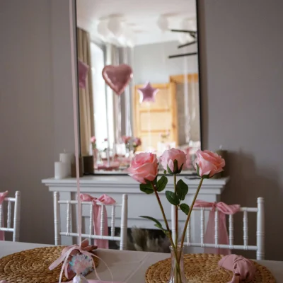 rozowe-dekoracje-na-event-pokoj-na-wynajem-gdansk