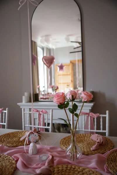 rozowe-dekoracje-na-event-pokoj-na-wynajem-gdansk